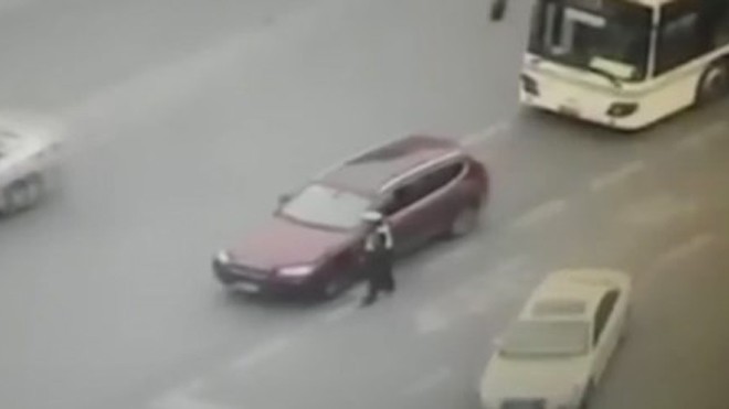 Nhân viên cảnh sát Mao Shenquan bị kéo ngã xuống đường gây tử vong, sau khi lái xe BMW đột ngột tăng tốc