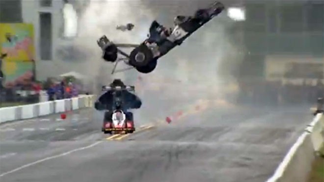 Xe đua của Larry Dixon gãy đôi và bay lên không ở tốc độ 450 km/h. Ảnh từ video.