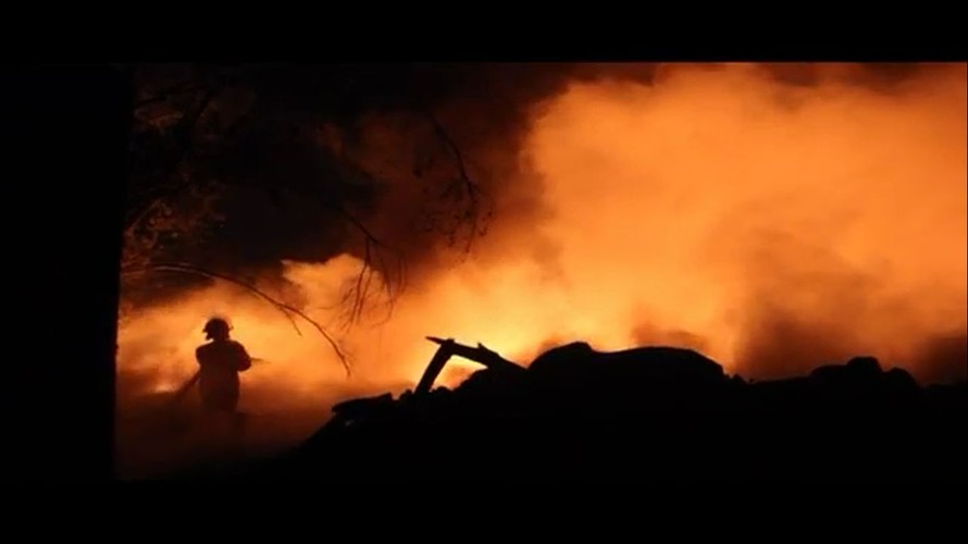 Lính cứu hỏa lao vào biển lửa ngăn cháy lan khu dân cư