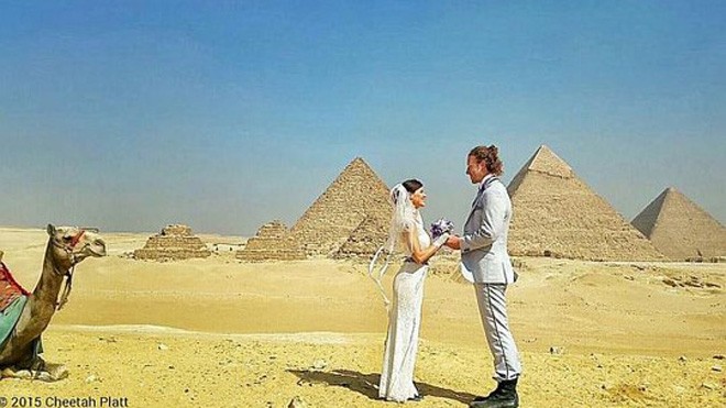 Vợ chồng anh Platt chụp hình cưới tại Ai Cập. Ảnh: Facebook