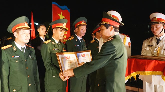 Thiếu thướng Nguyễn Thanh Hải, Phó Chính ủy Quân khu 3 trao thưởng cho các tập thể, cá nhân tại buổi lễ