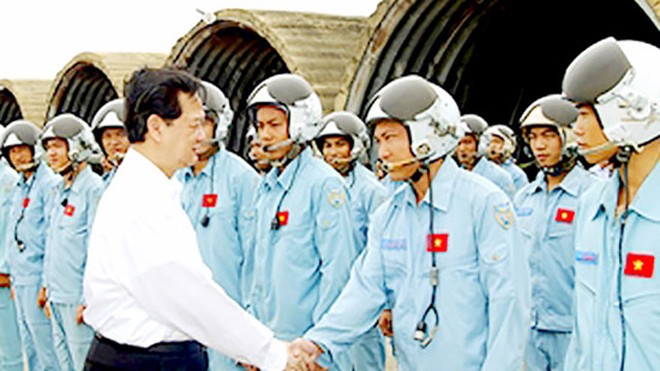 Thủ tướng Nguyễn Tấn Dũng thăm, động viên cán bộ - chiến sĩ Quân chủng PKKQ 