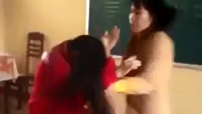 “Choáng” với cảnh cô giáo đuổi đánh học sinh ngay trong lớp học