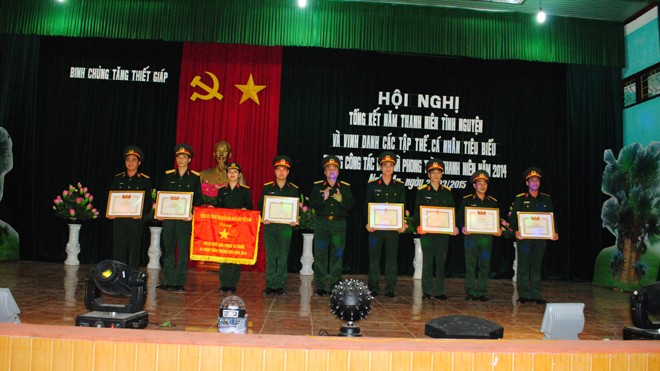 Đại tá Nguyễn Văn Tiến, Phó Tư lệnh Binh chủng trao tặng Bằng khen của T.Ư Đoàn và cờ thi đua của Tổng cục Chính trị cho 6 tập thể, 2 cá nhân.