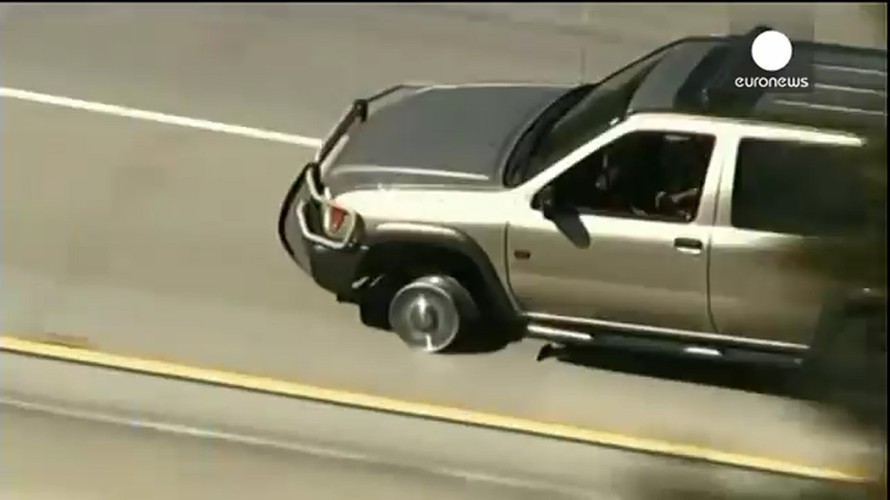 Cảnh sát Mỹ bắn thủng lốp quái xế trên xa lộ