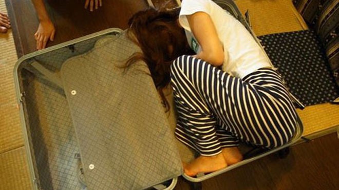 Sau khi cãi vã với bạn gái ở khách sạn, Wang trói cô lại và nhốt vào vali. Ảnh minh họa: CCTV News.