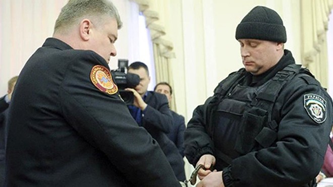 Cảnh sát còng tay Sergiy Bochkovsky, giám đốc cơ quan khẩn cấp quốc gia Ukraine, trong cuộc họp nội các được phát trên sóng truyền hình hôm qua. Ảnh: AFP
