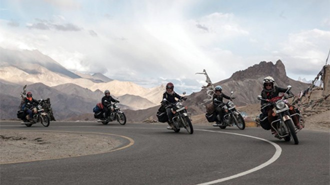 5 cô gái Paris với môtô phân khối lớn trên hành trình chinh phục Himalaya. Ảnh Facebook.