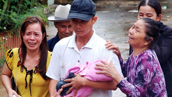 Một trong 3 gia đình có con chết vì tiêm nhầm thuốc tại BVĐK Hướng Hóa ngày 20/7/2013.