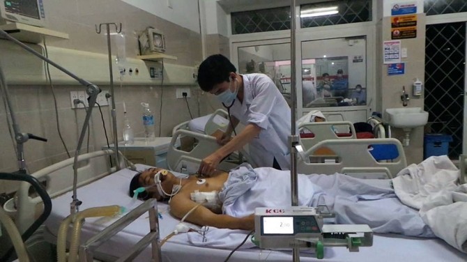 Bệnh nhân Cao Xuân Hòa đang được điều trị tích cực tại bệnh viện Bạch Mai.