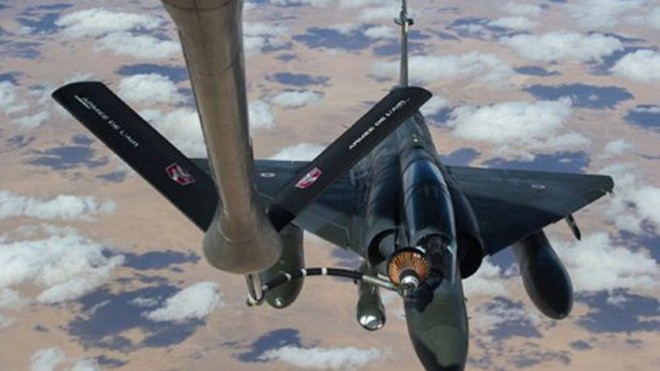 Chiến đấu cơ Mirage 2000D của Pháp được tiếp nhiên liệu trên không - Ảnh: Reuters
