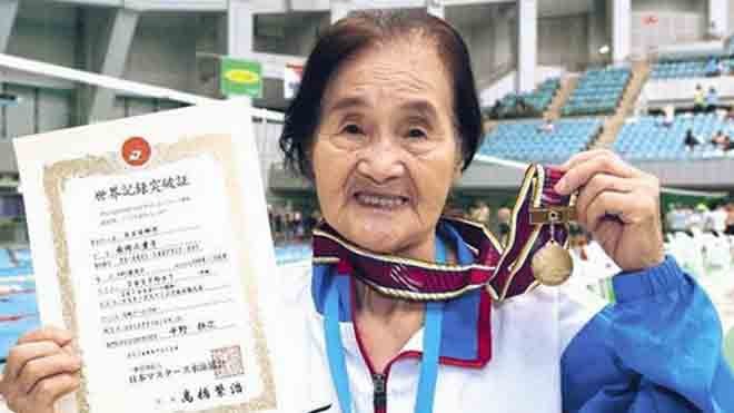 Cụ Mieko Nagaoka, 100 tuổi, đã hoàn tất chặng bơi dài 1.500m. (Nguồn: 517japan.com)