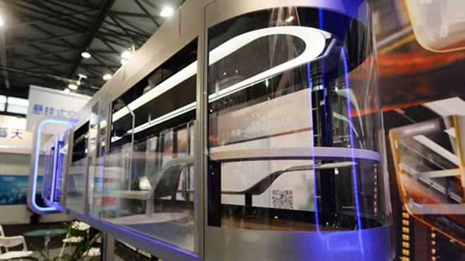 Mô hình đường sắt trên cao với một toa tàu trong suốt được giới thiệu trong Triển lãm Quốc tế về Công nghệ Vận tải bằng đường ray tại Thượng Hải hôm 8/4.