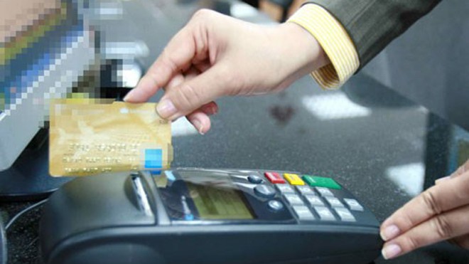 Khách hàng dùng thẻ tín dụng dễ bị bủa vây bởi nhiều quy định từ phía ngân hang - Ảnh: Ngọc Thạch