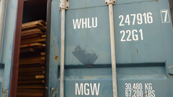 Bằng chiêu thức tinh vi của nhóm tài xế, 8 container gỗ hương bị rút ruột vẫn "qua mặt" được lực lượng hải quan cửa khẩu.