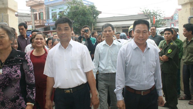 Ông Chấn có mặt tại UBND xã Nghĩa Trung cùng người thân trong gia đình và khá đông bà con nhân dân. 