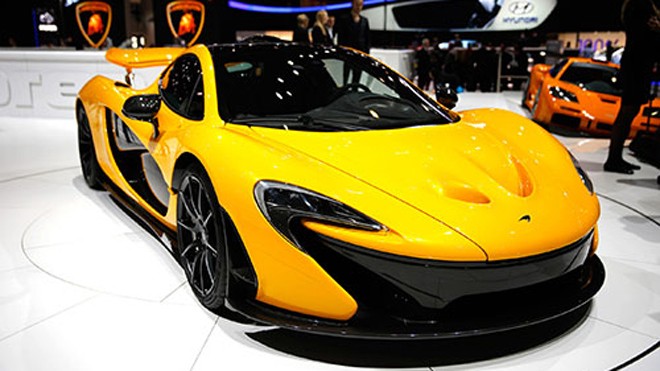 Chiếc McLaren P1 là một trong những chiếc siêu xe hybrid với động cơ V8 kép có công suất 903 sức ngựa. Xạc đầy pin, xe có thể đi được 480 km. Chỉ có 375 xe được sản xuất, với giá mỗi chiếc 1,35 triệu USD. Ảnh: Bloomberg