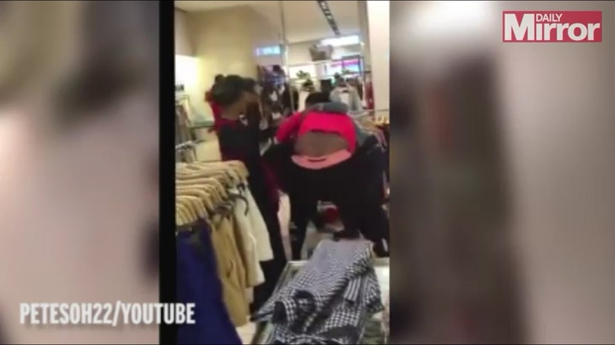 5 phụ nữ 'choảng' nhau như côn đồ trong tiệm quần áo