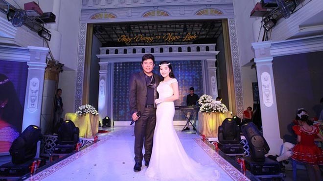 Quang Lê chụp ảnh cùng cô dâu trong tiệc cưới.