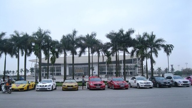 Hàng loạt siêu xe gắn biển TP HCM tụ họp tại quảng trường Sân vận động Mỹ Đình