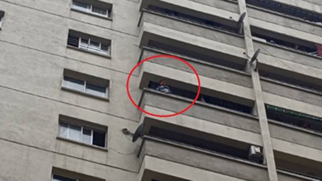  Bé trai 4 tuổi trèo lên trên ban công tầng 12 tòa nhà kêu khóc...