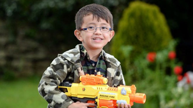 Sau khi đi nghỉ về, James được bố mẹ mua "đền" một khẩu súng tương tự. Ảnh: Capitalbay.