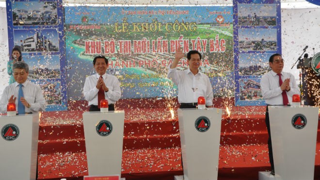 Thủ tướng Nguyễn Tấn Dũng tại buổi lễ khởi công dự án Khu đô thị mới lấn biển Tây Bắc thành phố Rạch Giá.