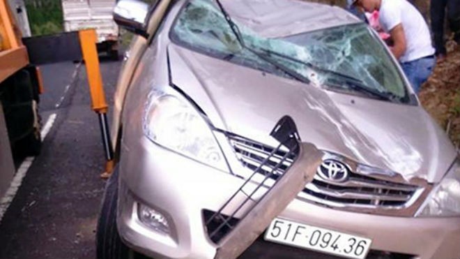Xe hơi 7 chỗ trên đường đến Đà Lạt gặp nạn được lực lượng chức năng cứu hộ..