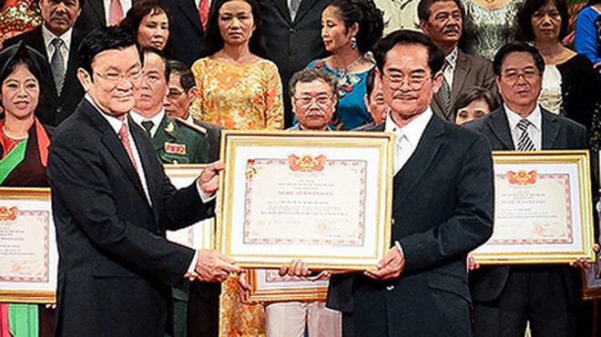  NSƯT Anh Dũng thay vợ (cố nghệ sĩ Phương Thanh) nhận danh hiệu NSND được truy tặng vào năm 2012