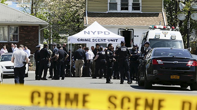 Cảnh sát New York tại hiện trường vụ nã súng ở quận Queens. Ảnh: Reuters