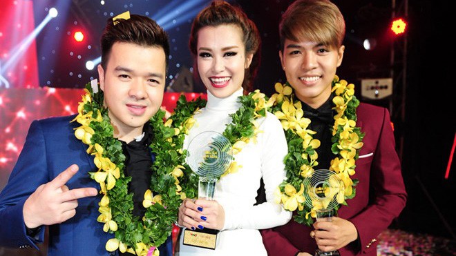Đông Nhi ăn mừng chiến thắng với team của mình gồm DJ Mike Hào (bên trái) và producer Đỗ Hiếu (ngoài cùng bên phải).