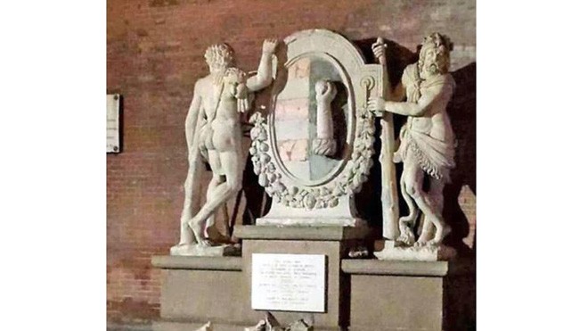 Tượng Hercules tại cung điện Loggia dei Militi ở thành phố Cremona (Italy)