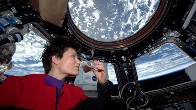 Phi hành gia Samantha Cristoforetti uống cafe trên trạm vũ trụ. Ảnh: Twitter