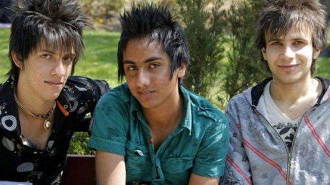 Ngoài cắt tóc kiểu dựng ngược, thanh niên Iran cũng bị cấm xăm hình và tỉa lông mày. Ảnh minh họa: AFP.