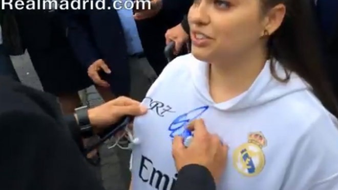 Clip cô gái bật khóc khi được C.Ronaldo ký lên ngực