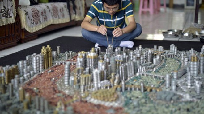 Lạ kỳ mô hình thành phố làm từ hơn 50.000 đồng xu