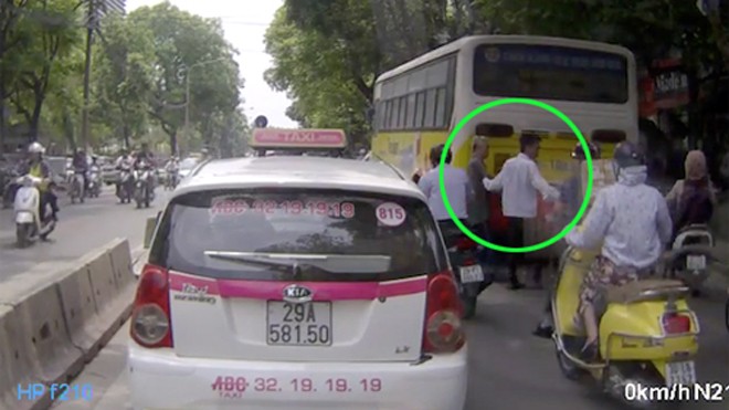 Tài xế taxi Hà Nội dừng xe đưa cụ già qua đường