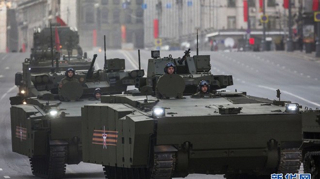 Xe chiến đấu bộ binh Kurganets-25 cùng một số vũ khí khác trong đợt tổng duyệt chuẩn bị cho ngày đại lễ. Ảnh: News.cn