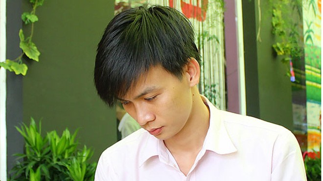 Ngô Kim Lai với sản phẩm đông trùng hạ thảo do anh sản xuất.