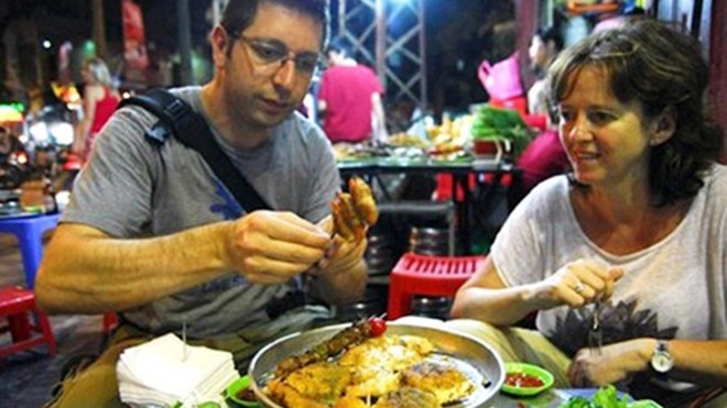 Du khách nước ngoài thường dễ bị "mê hoặc" bởi vô số món ăn đường phố của Hà Nội. Ảnh: dulichvietnam.