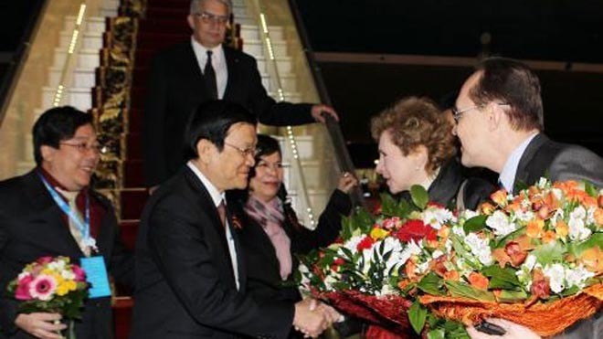 Đại diện Bộ Ngoại giao LB Nga đón Chủ tịch nước Trương Tấn Sang và Phu nhân tại sân bay Quốc tế Domodedovo, Mátxcơva. Ảnh: TTXVN