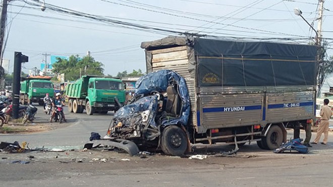 Đầu chiếc xe tải 3,5 tấn bẹp dúm sau tai nạn. Ảnh: Mai Linh/ VnExpress