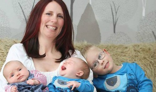 Chị Sarah Swann và ba đứa con được thụ tinh tại cùng một thời điểm của mình. Ảnh: Express.