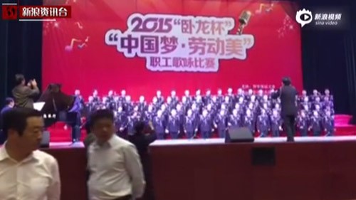Sân khấu sập khi 80 cảnh sát mặc quân mục đang tập hát tại nhà hát thành phố Tất Tiết, tỉnh Quý Châu. Ảnh: Sina.