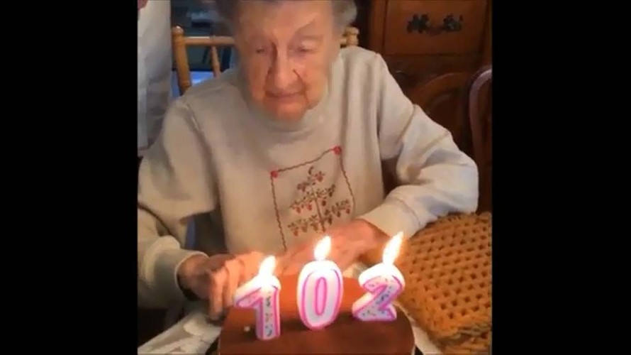 Cụ bà 102 tuổi thổi nến sinh nhật bay cả răng giả