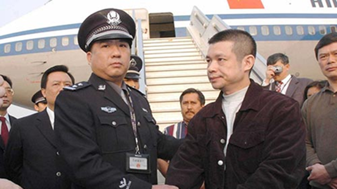 Công an Trung Quốc dẫn độ một quan chức từ nước ngoài trở về. (Ảnh: SCMP)