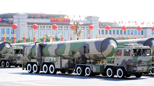 Tên lửa đạn đạo liên lục địa DF-31A trong cuộc duyệt binh năm 2009, kỷ niệm 60 năm quốc khánh Trung Quốc. Ảnh: Asahi Shimbun