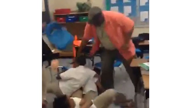 Thầy giáo dùng thắt lưng quật học sinh giữa lớp