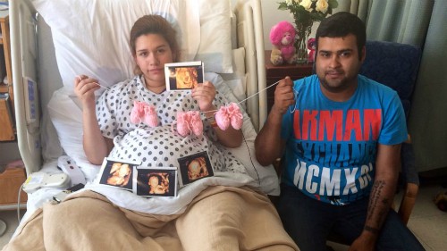 Vợ chồng chị Silvia Hernandez và anh Raul Torres khi chờ đón các con chuẩn bị chào đời tại Trung tâm y tế Corpus Christi ở Texas (Mỹ). Ảnh: Abcnews.