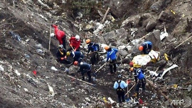 Tìm kiếm các mảnh vỡ của máy bay Germanwings - Ảnh: AFP